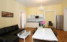 Apartment Near The Charles Bridge